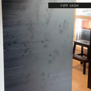 Rengjøringsmiddel til alle flater. Unikt når det kommer til å fjerne fettflekker og fingermerker fra mørke møbler og overflater.