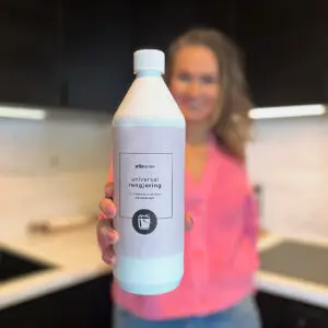 Rengjøringsmiddel til alle flater. Unikt når det kommer til å fjerne fettflekker og fingermerker fra mørke møbler og overflater.