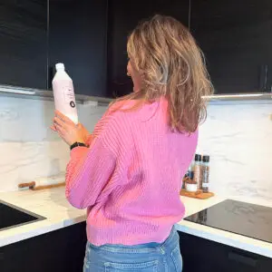 Rengjøringsmiddel til alle flater. Unikt når det kommer til å fjerne fettflekker og fingermerker fra mørke møbler og overflater.