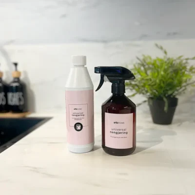 Rengjøringsmiddel til alle flater. Unikt når det kommer til å fjerne fettflekker og fingermerker fra mørke møbler og overflater.